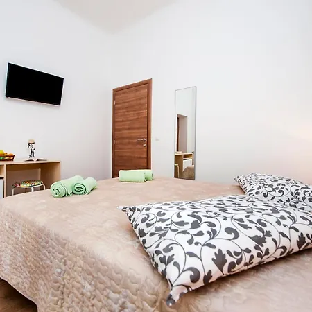 & Chiara Πανσιόν 3*