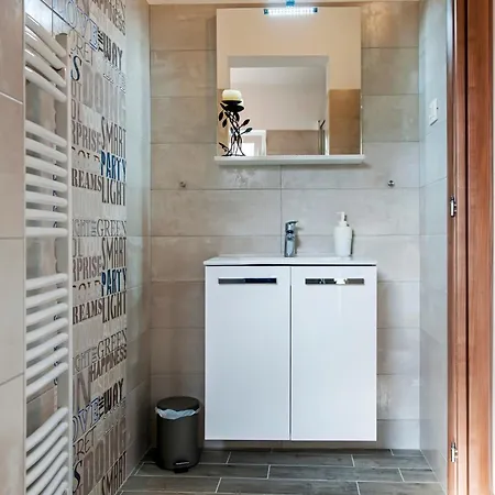 & Chiara Πανσιόν 3*