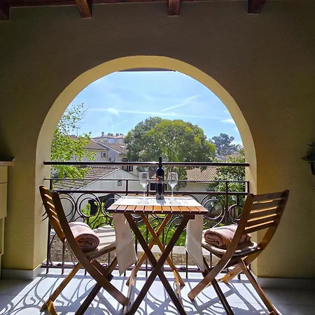 & Chiara Πανσιόν