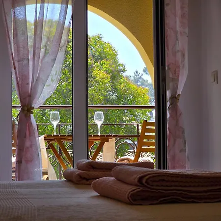 & Chiara Πανσιόν