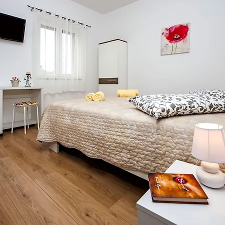 & Chiara Ρόβινι