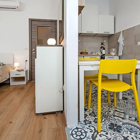 & Chiara Ρόβινι