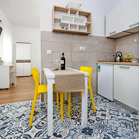 & Chiara Ρόβινι