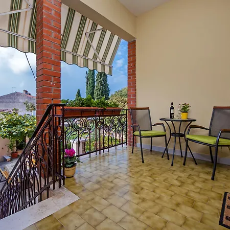 & Chiara Ρόβινι