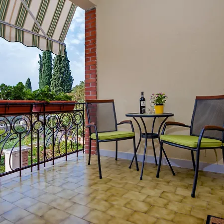 Πανσιόν & Chiara Ρόβινι