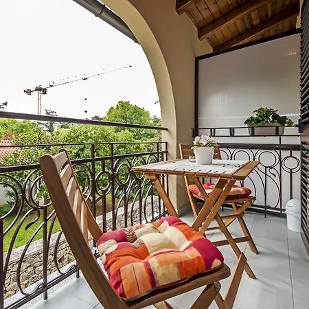 & Chiara Πανσιόν 3*